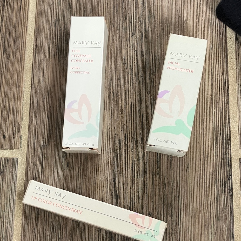 Mary Kay Concealer and Highlighter Set in Cream Packaging